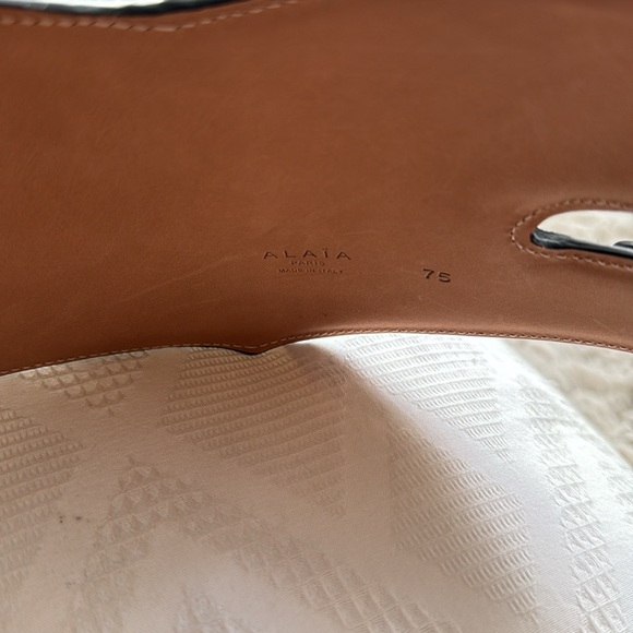 New ALAÏA cutout leather waist belt - Picture 6 of 10